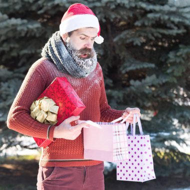Sürpriz Noel Baba hediyeleri açıyor.
