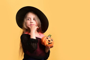 Kara Cadı şapka, elbise ve kurnaz yüz çocuk