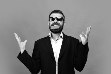 Karanlık sakallı yeşil kartvizit dişlerde tutar.