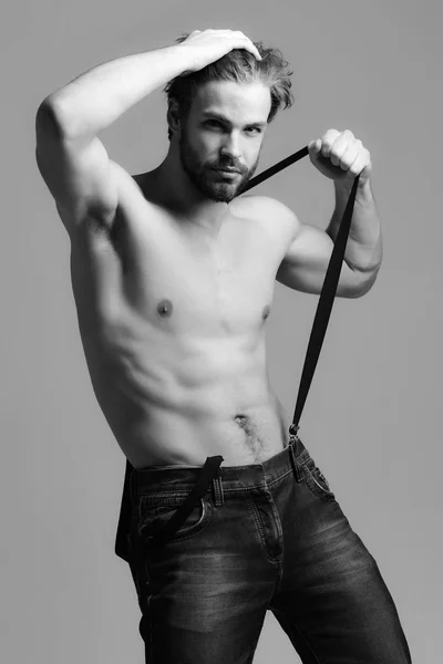 Hombre barbudo guapo en jeans — Foto de Stock