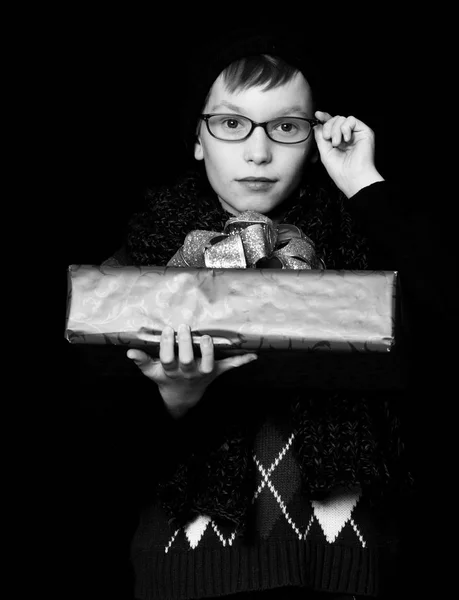 Chico nerd con presente caja —  Fotos de Stock