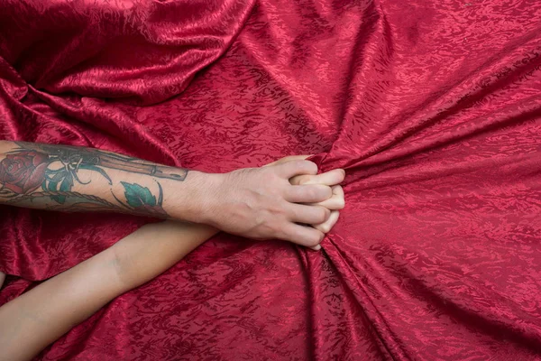 Paar houdt handen strakke krimpende blad. Mannelijke en vrouwelijke handen — Stockfoto