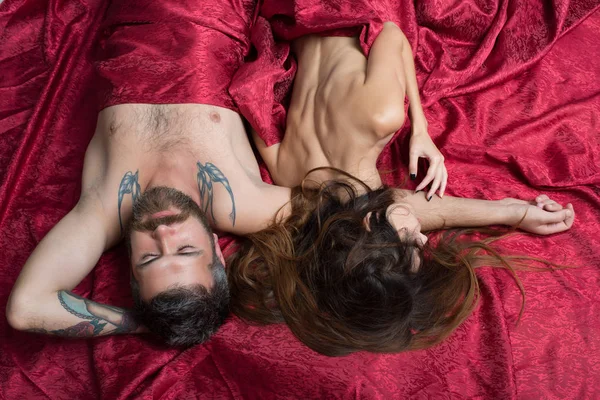 Sakallı adam omuz güzel Bayan ile arkasında yatan — Stok fotoğraf