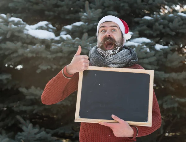 Opgewonden santa met blanco schoolbord — Stockfoto