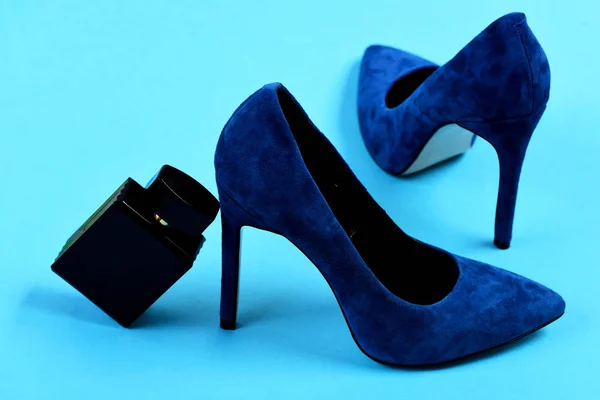 Mode en geur concept: blauwe schoenen en parfumfles — Stockfoto