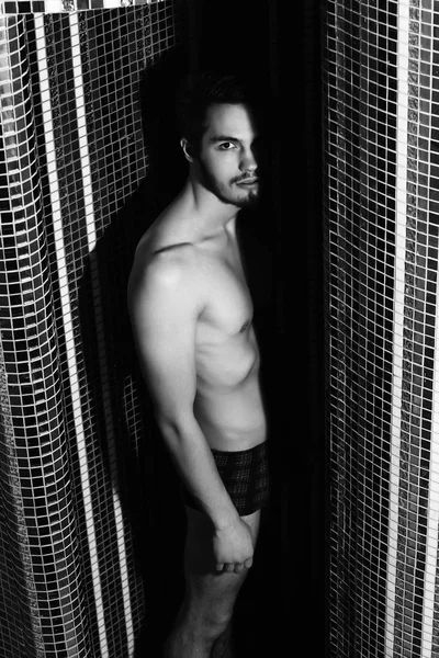 yakışıklı bir adam duş