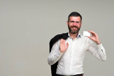 Adam sakallı ve ceket tutar beyaz kartı ile