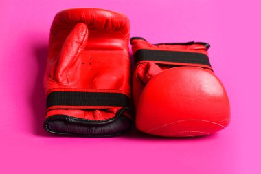 Eldiven Boks ve dövüş sanatları için tasarlanmış kırmızı renkte