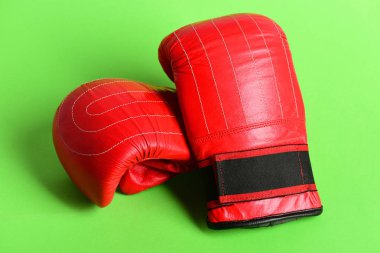 Boks eldivenleri üzerinde yeşil arka plan izole