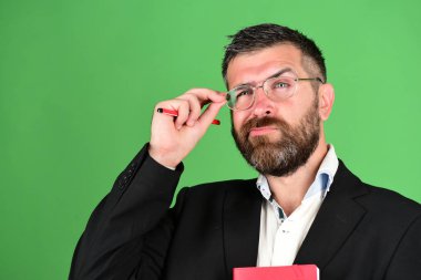 Yeşil arka plan üzerinde kırmızı renk çocuklar içinde işaretleyicisinde eller