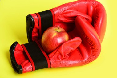 Spor donatımı ve Sarı zemin üzerine izole meyve. Profesyonel kutusu