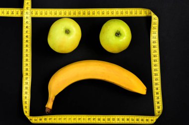 Korkmuş gülen yüz olgun muz ve yeşil elma