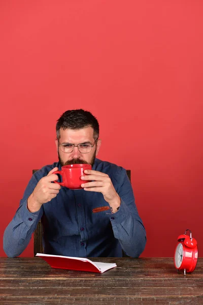 Mannen med skägg och glasögon innehar mugg — Stockfoto