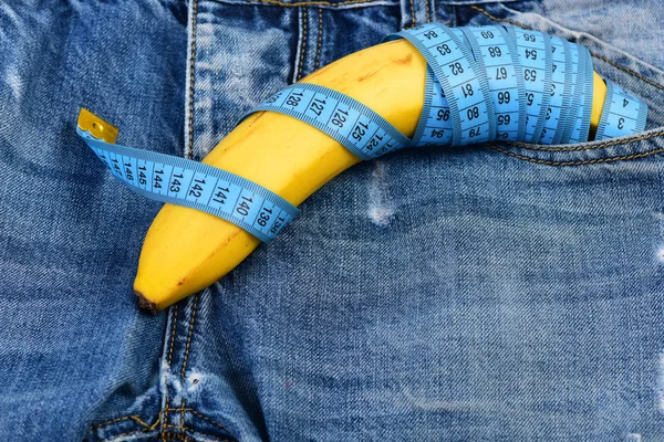 Mens calças jeans com banana imitando genitais masculinos, close-up — Fotografia de Stock