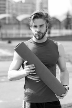 kas vücut, sakal yoga ya da fitness mat tutan adamla