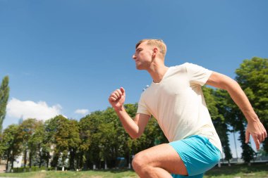 Arena yolunda koşan adam.