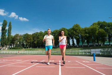 Runner erkek ve kadın arena yolda çalışan