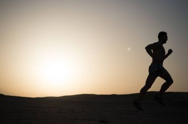 adam siluet günbatımı gökyüzüne çalıştıran