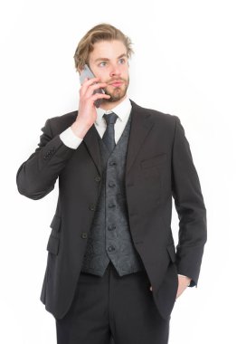 Ciddi sakallı bir menajer..