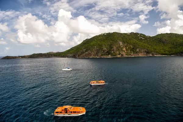 Segel und orangefarbene Boote auf Seewasser in Frankreich — Stockfoto