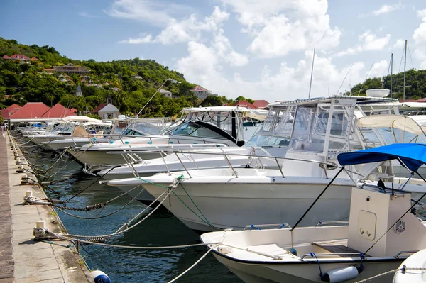 Yates, barcos o barcos atracados en el puerto marítimo de Francia —  Fotos de Stock