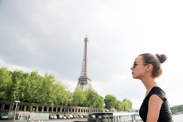 Lány nézi Eiffel torony Párizsban, Franciaország — Stock Fotó