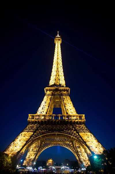Eiffeltoren bij zonsondergang in Parijs, Frankrijk. Romantische reizen achtergrond. — Stockfoto