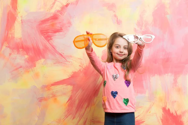 Két vicces napszemüveg mosolygós kislány — Stock Fotó