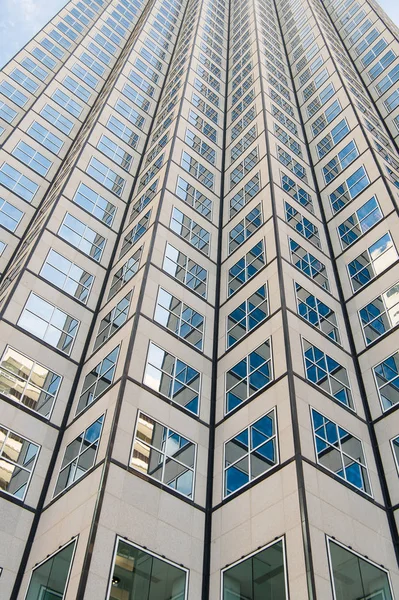 Panorâmica e perspectiva de ângulo largo vista para o fundo azul de aço de vidro — Fotografia de Stock