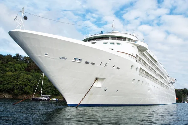 Large luxury white cruise ship liner at Fowey — Stock Photo, Image