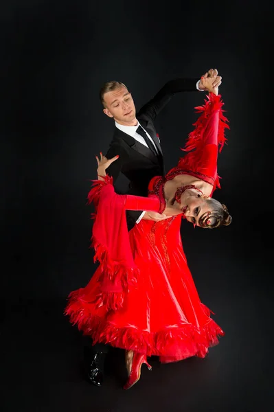 Ballrom dança casal em uma dança pose isolado no fundo preto — Fotografia de Stock