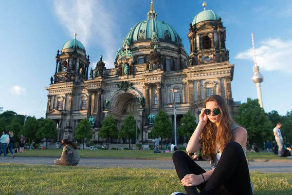 Bonito gil sentado em frente à Catedral de Berlim vestindo sunglusses — Fotografia de Stock