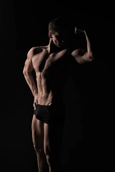 근육 질의 몸매를 가진 남자. — 스톡 사진