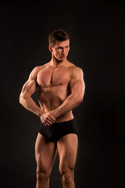 Hombre con cuerpo muscular de culturista en pantalones — Foto de Stock
