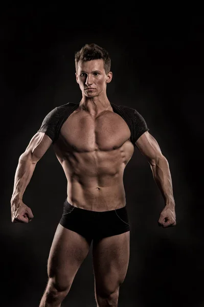 Mannen med muskulös kropp av kroppsbyggare i byxor — Stockfoto