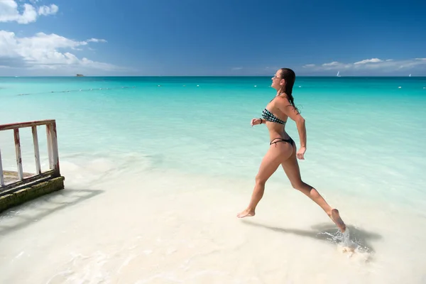 Chica con cuerpo sexy en bikini corriendo en la playa —  Fotos de Stock