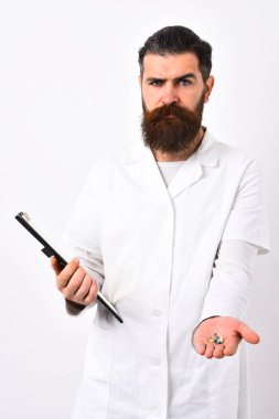 Hapları vermeye tereddüt yüzü ile hekim.