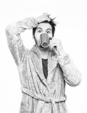 Terry bornozlu yakışıklı sakallı adam.