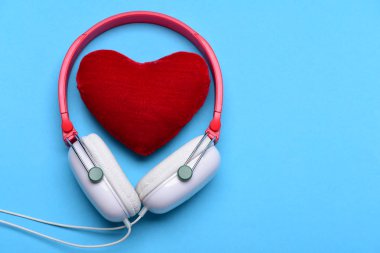 Müzik ve aşk sembolü için kulaklık. Kulaklıklar beyaz, kırmızı