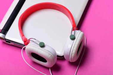 Pembe pembe arka plan bilgisayarda kulaklık