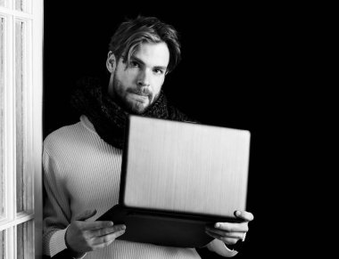 Laptoplu sakallı yakışıklı adam.