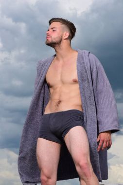 Seksi genç maço gökyüzü üzerinde.