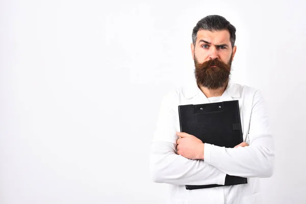 Doctor con barba vestida con bata blanca . — Foto de Stock