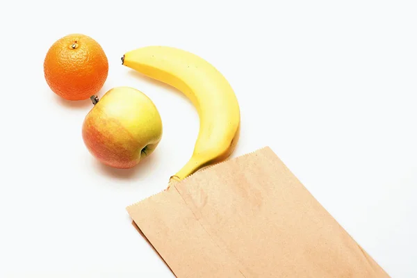 Banana, mela e arancia in confezione di carta — Foto Stock