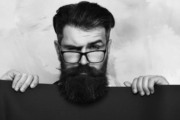 Hombre barbudo, brutal hipster caucásico con bigote en gafas — Foto de Stock