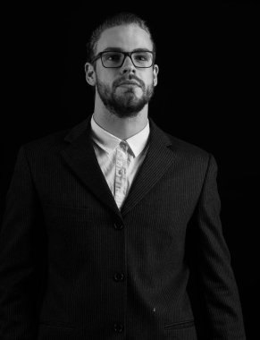 Siyah takım elbiseli bir iş adamı.