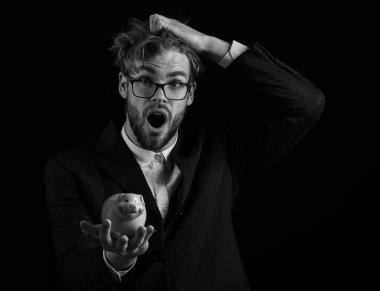 Takım elbiseli adam şaşırmış iş