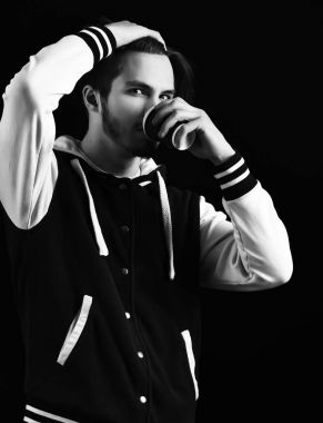 Beyzbol ceketli sakallı adam.