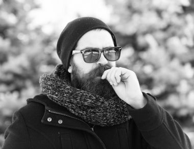 Sakallı adam kış gününde