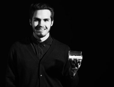 Gülümseyen yakışıklı sakallı adam